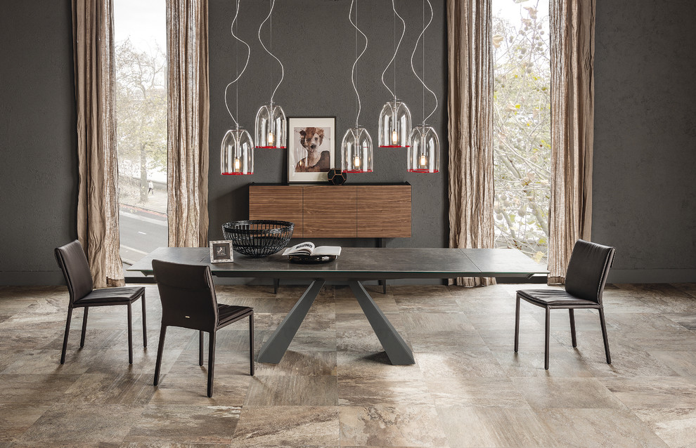 Foto di una grande sala da pranzo aperta verso il soggiorno minimalista con pareti grigie, pavimento in gres porcellanato e pavimento marrone
