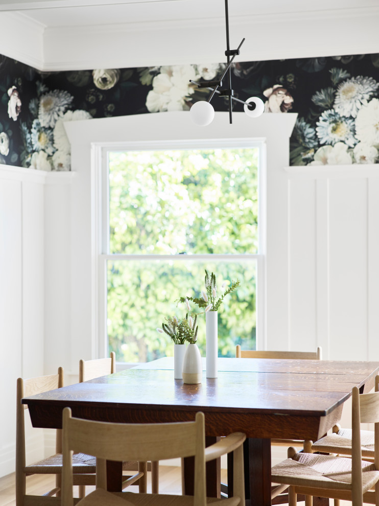 Bild på en mellanstor skandinavisk separat matplats, med flerfärgade väggar, ljust trägolv och brunt golv