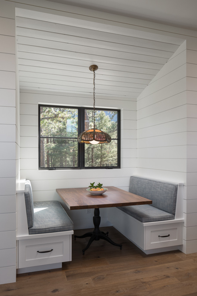 Imagen de comedor abovedado clásico renovado con paredes blancas, suelo de madera en tonos medios, suelo marrón, machihembrado y machihembrado