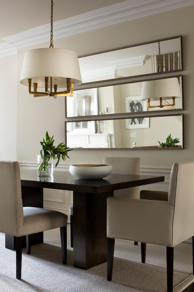 Cette image montre une salle à manger traditionnelle avec un mur beige et un sol beige.