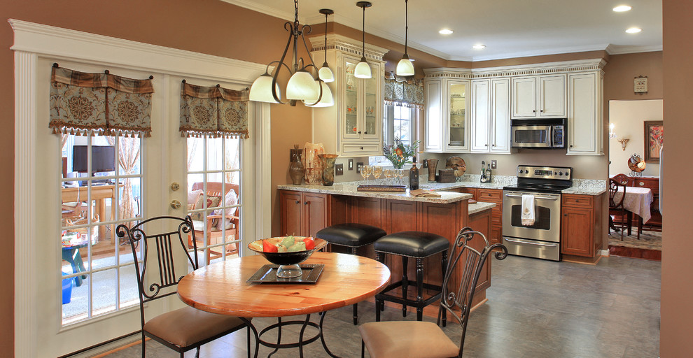 Пример оригинального дизайна: кухня-столовая среднего размера в классическом стиле с коричневыми стенами, полом из линолеума и бежевым полом без камина