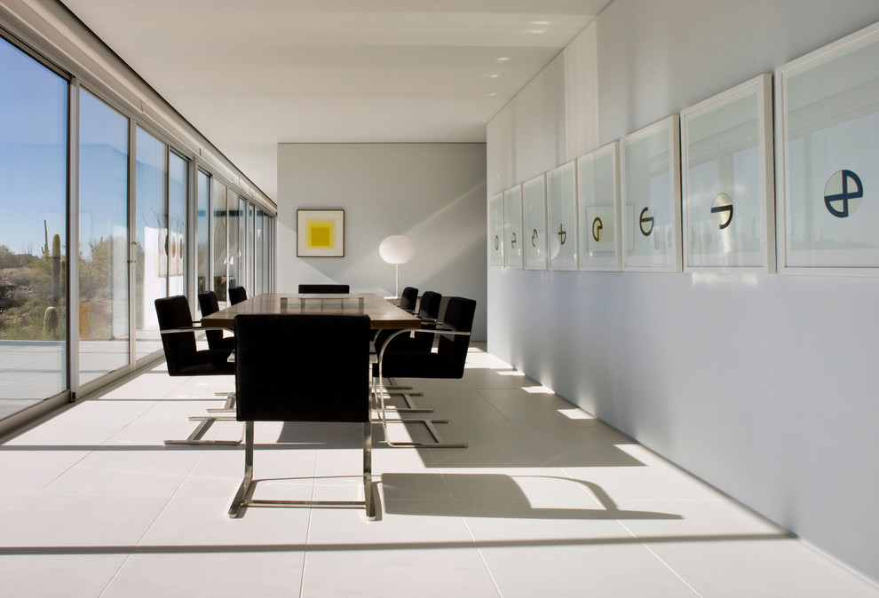 Ispirazione per una sala da pranzo minimalista con pareti bianche