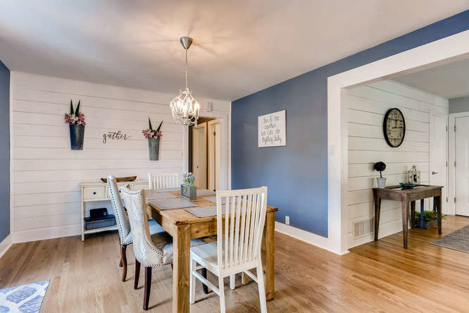 Esempio di una sala da pranzo aperta verso la cucina country di medie dimensioni con pareti blu, parquet chiaro, nessun camino e pavimento marrone