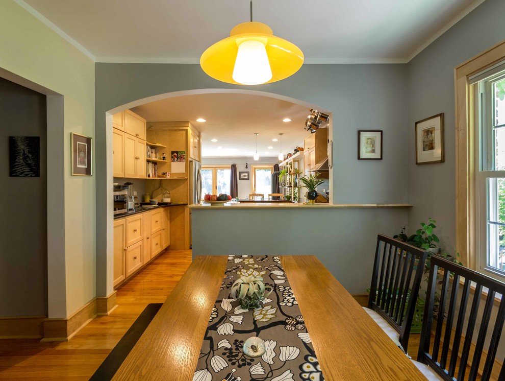 Réalisation d'une salle à manger ouverte sur la cuisine bohème de taille moyenne avec un mur bleu, un sol en bois brun, un sol marron, aucune cheminée, un plafond en papier peint, du papier peint et éclairage.