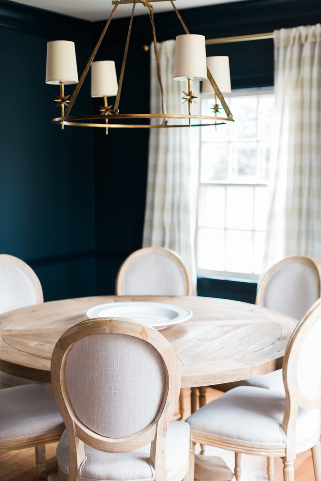 Esempio di una sala da pranzo classica chiusa e di medie dimensioni con pareti blu, parquet chiaro e nessun camino