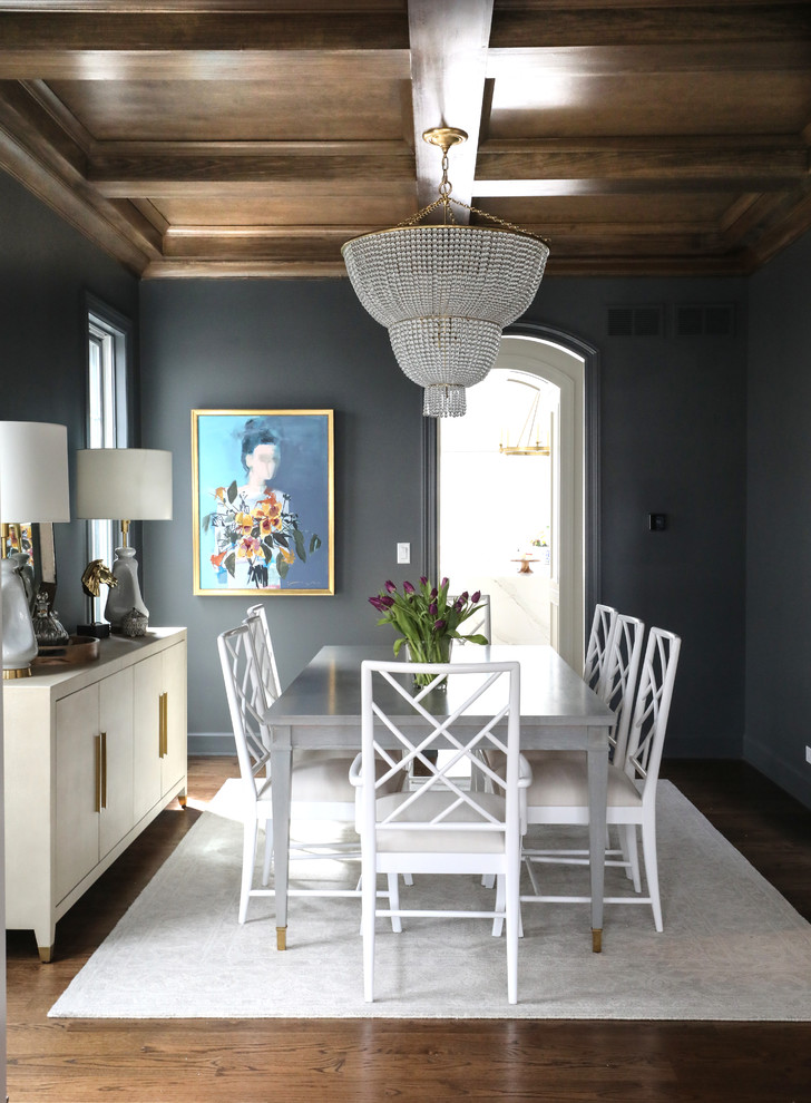 Источник вдохновения для домашнего уюта: столовая в стиле неоклассика (современная классика) с серыми стенами, темным паркетным полом и коричневым полом
