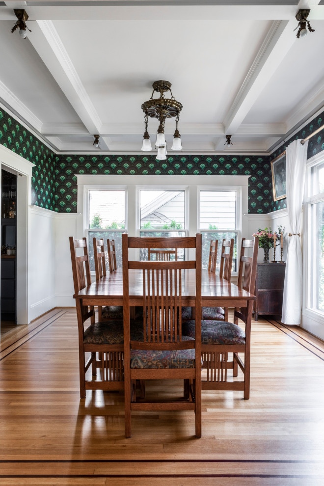 Klassisches Esszimmer mit grüner Wandfarbe, braunem Holzboden und braunem Boden in Portland
