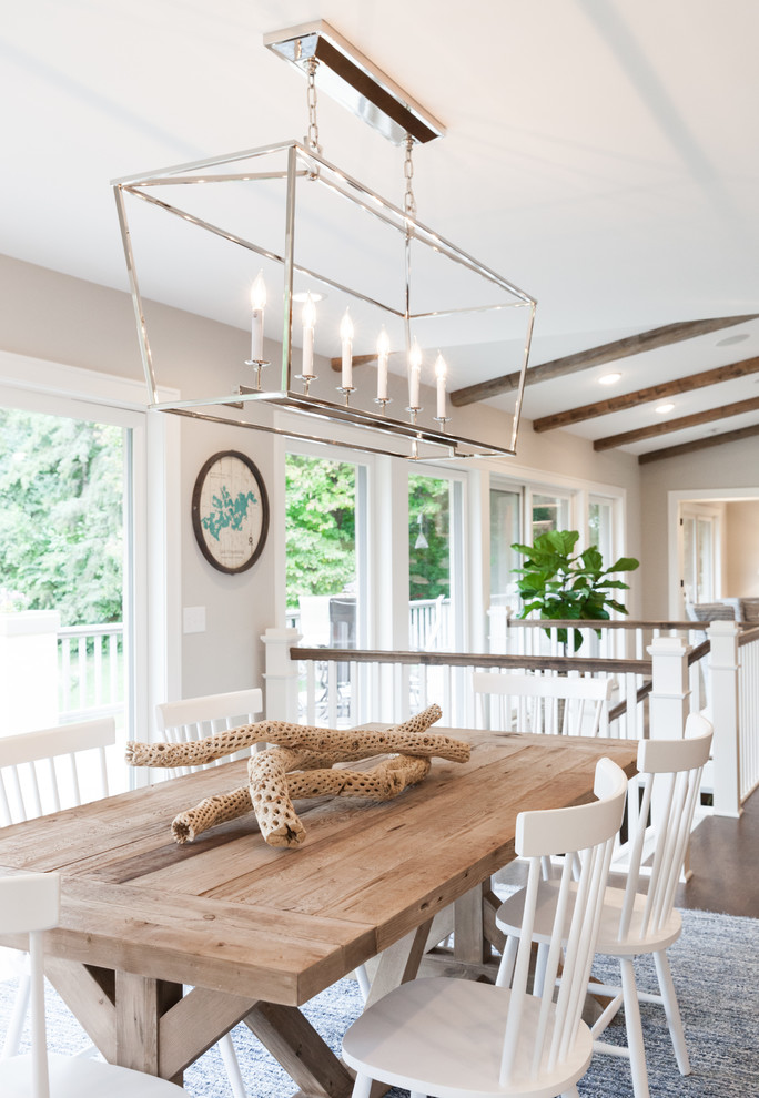 Inspiration pour une grande salle à manger ouverte sur la cuisine marine avec un mur gris et parquet foncé.