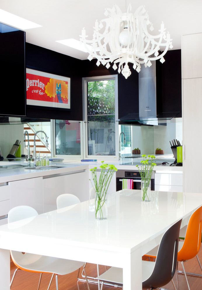 Idée de décoration pour une petite salle à manger ouverte sur le salon design avec un sol en bois brun.