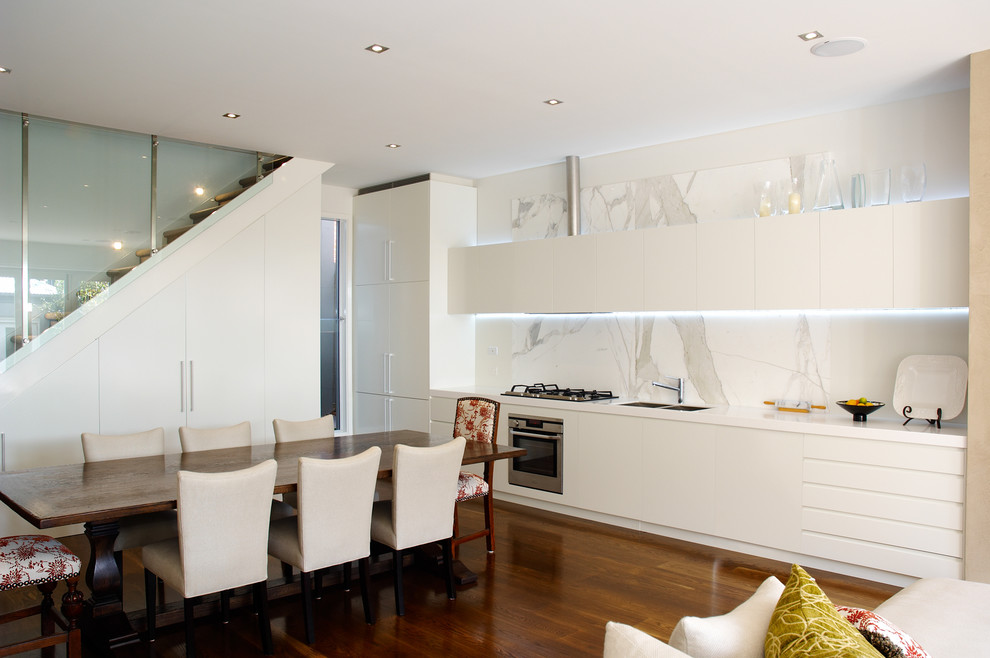 Foto de comedor clásico de tamaño medio abierto con paredes blancas y suelo de madera en tonos medios