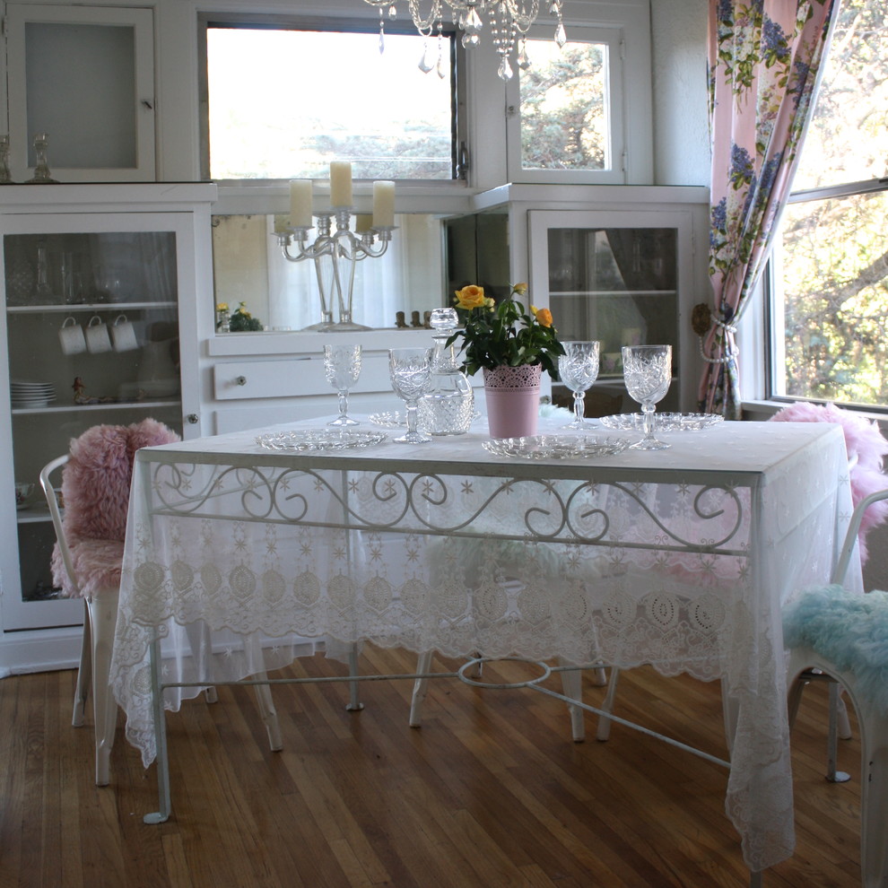 Inspiration for a farmhouse dining room in Los Angeles.
