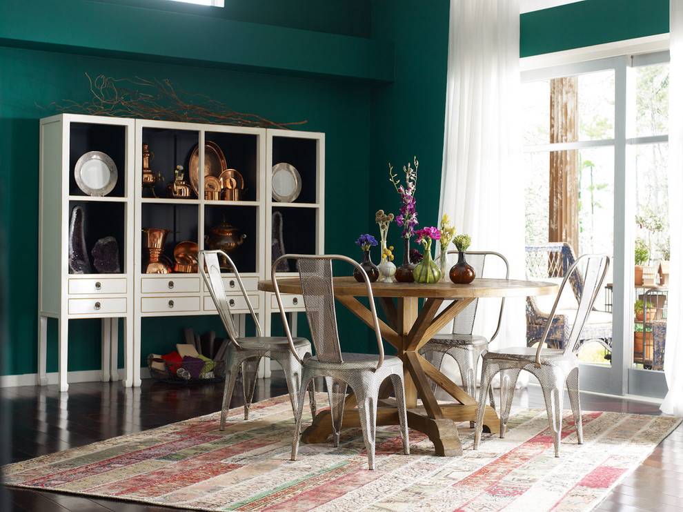 Réalisation d'une salle à manger ouverte sur la cuisine bohème de taille moyenne avec un mur vert et un sol en bois brun.