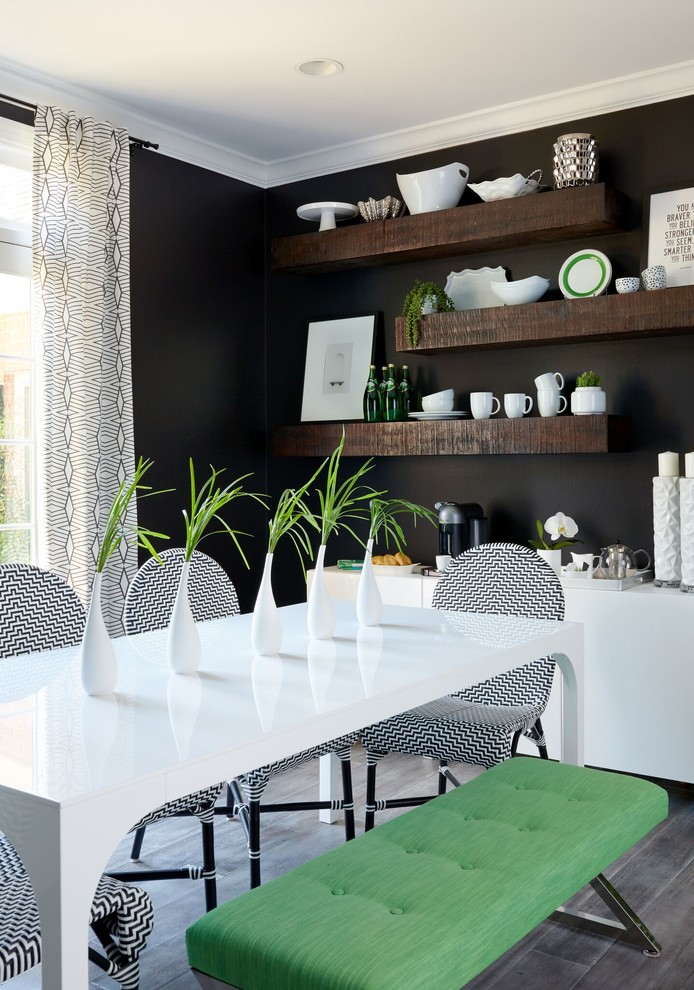 Inspiration pour une salle à manger traditionnelle avec un sol gris, un mur noir et un sol en bois brun.
