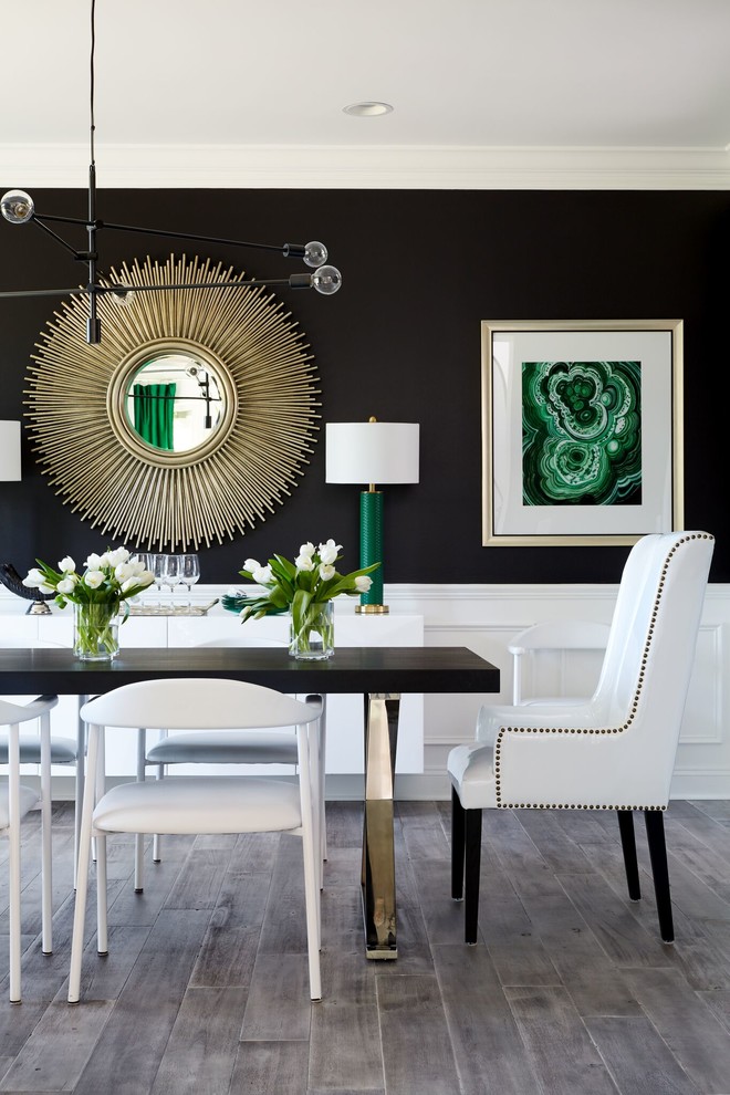 Cette image montre une salle à manger traditionnelle avec un mur noir, parquet clair et un sol gris.