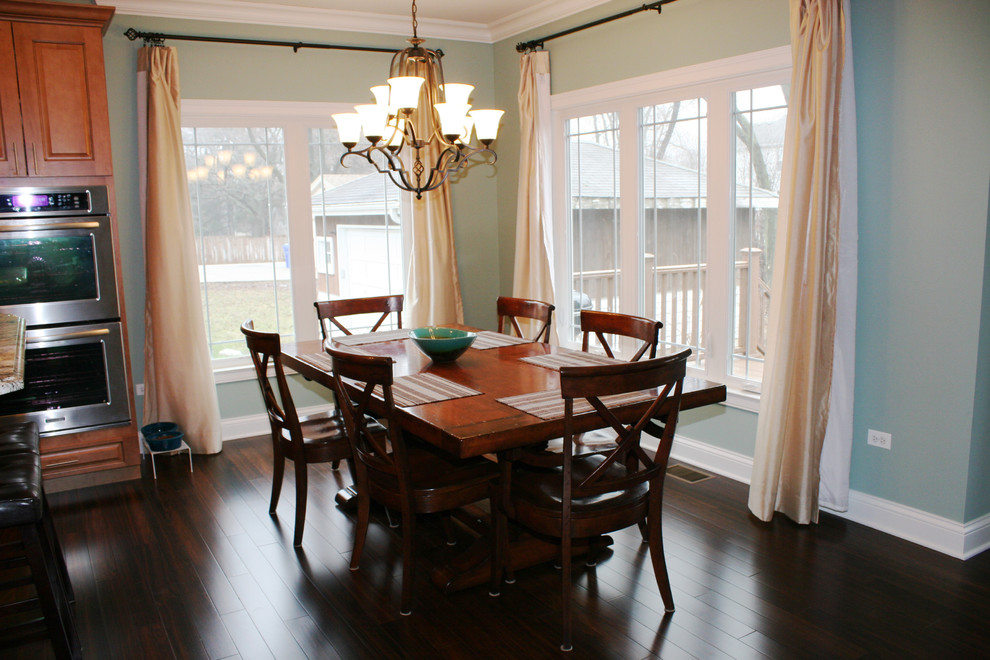 Aménagement d'une salle à manger ouverte sur la cuisine classique de taille moyenne avec un mur bleu et parquet foncé.
