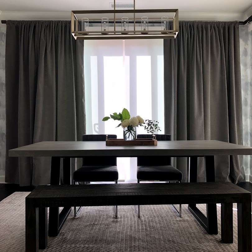 Foto di una sala da pranzo aperta verso la cucina minimalista di medie dimensioni con pareti grigie, parquet scuro e pavimento nero