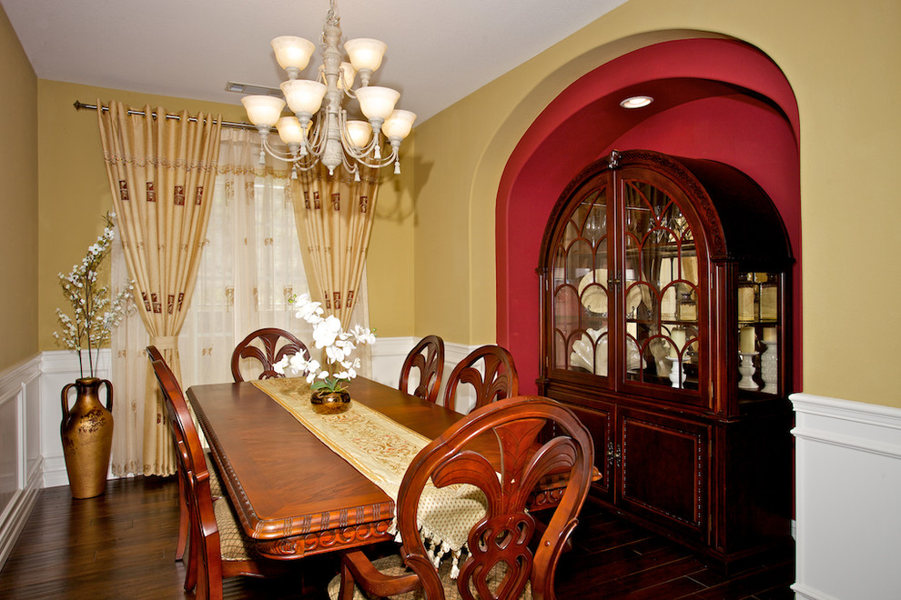 Cette photo montre une grande salle à manger ouverte sur le salon méditerranéenne avec un mur beige et un sol en bois brun.