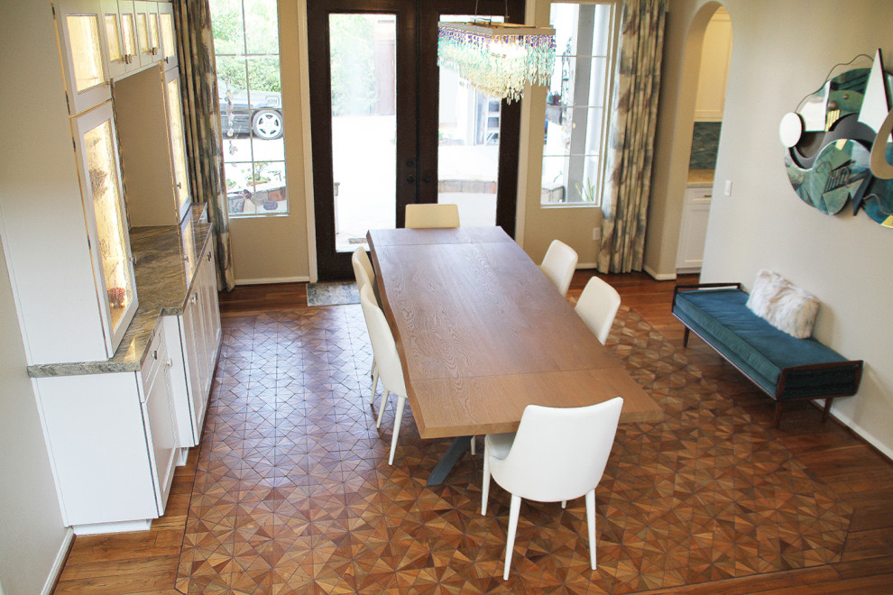 Diseño de comedor costero grande abierto con paredes blancas, suelo de madera en tonos medios y suelo marrón