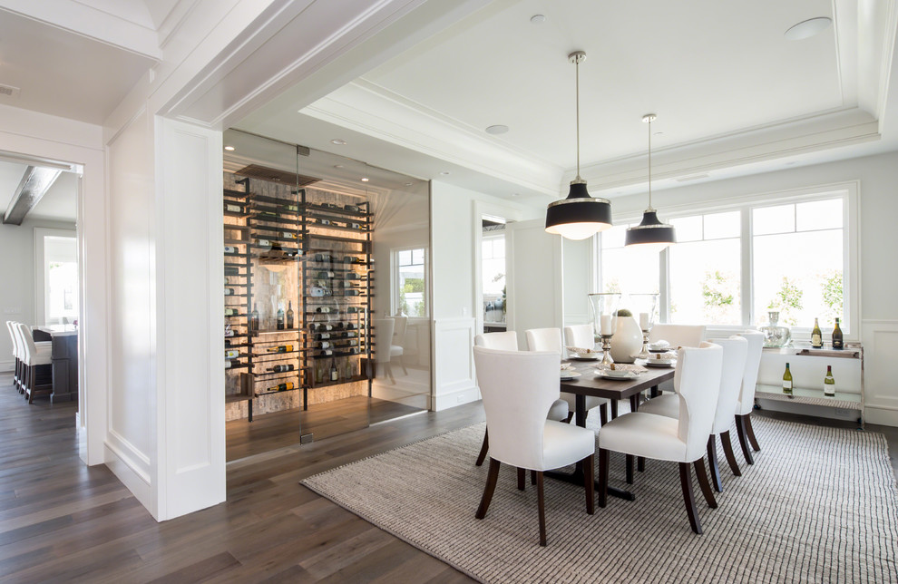 Esempio di una sala da pranzo aperta verso il soggiorno tradizionale di medie dimensioni con pareti bianche, pavimento in legno massello medio e pavimento marrone