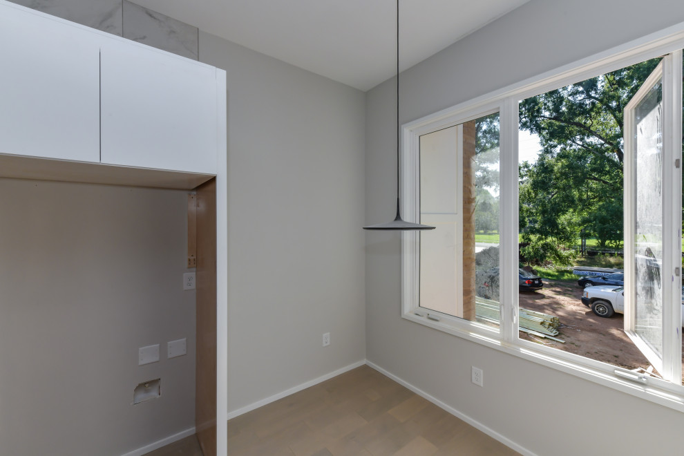 На фото: маленькая столовая в стиле модернизм с с кухонным уголком, серыми стенами, светлым паркетным полом и бежевым полом для на участке и в саду с