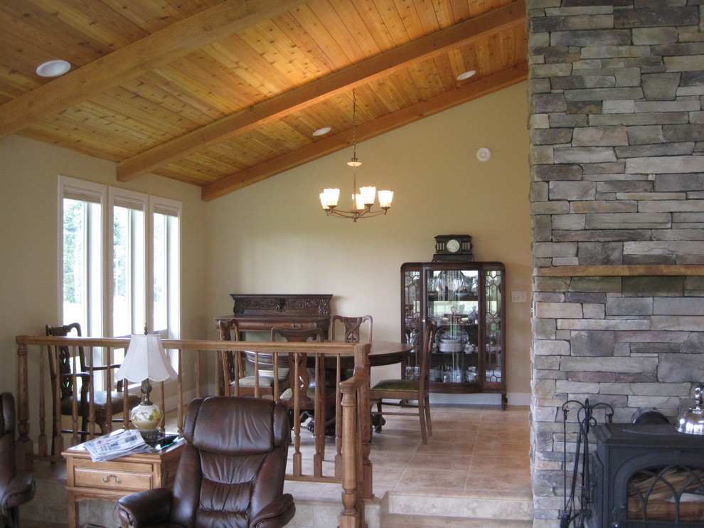 Aménagement d'une salle à manger ouverte sur le salon craftsman de taille moyenne avec un mur beige, un sol en travertin et un sol beige.