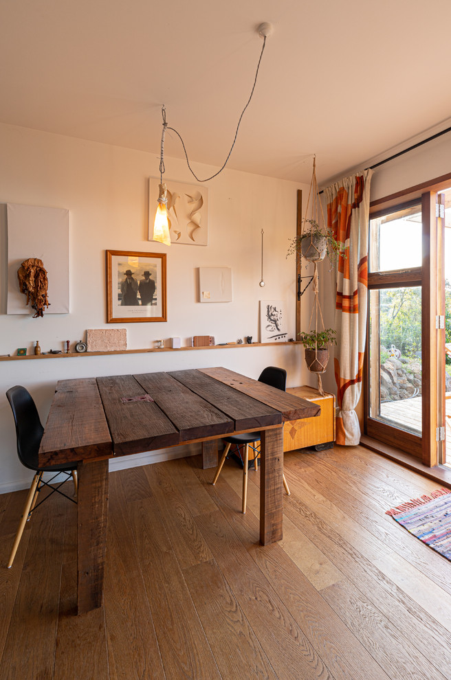 Источник вдохновения для домашнего уюта: столовая в морском стиле с белыми стенами, паркетным полом среднего тона и коричневым полом