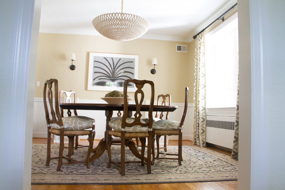 Diseño de comedor actual cerrado con paredes beige, suelo de madera en tonos medios y suelo marrón