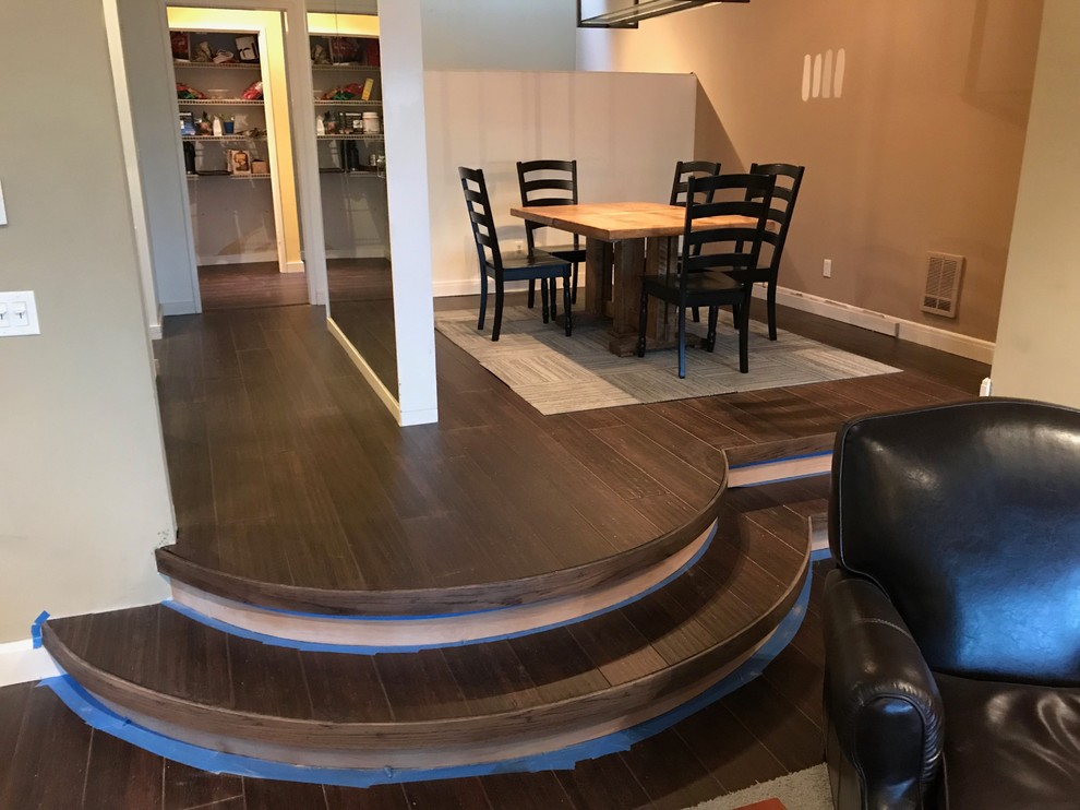 Immagine di una sala da pranzo aperta verso la cucina chic di medie dimensioni con pavimento in bambù, pavimento marrone, pareti marroni e nessun camino