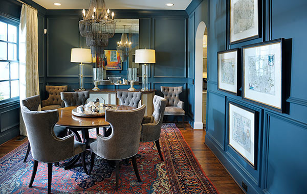 Idée de décoration pour une salle à manger ouverte sur la cuisine tradition de taille moyenne avec un mur bleu, parquet foncé et éclairage.