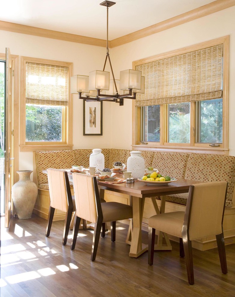 Inspiration pour une salle à manger traditionnelle avec un mur blanc et parquet foncé.