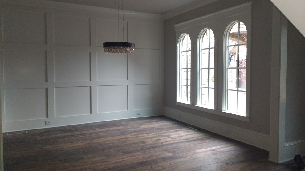 Exemple d'une salle à manger chic fermée et de taille moyenne avec un mur gris et un sol en bois brun.