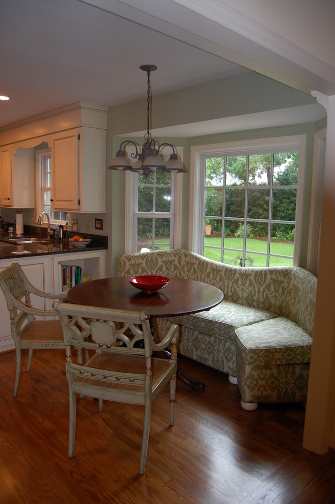 Foto de comedor de cocina clásico pequeño sin chimenea con paredes verdes, suelo de madera en tonos medios y suelo marrón