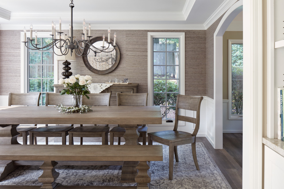 Свежая идея для дизайна: кухня-столовая среднего размера в стиле неоклассика (современная классика) с серыми стенами, полом из ламината и серым полом - отличное фото интерьера