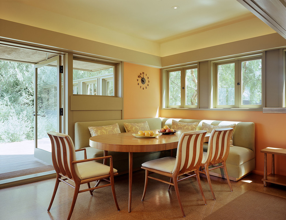 Aménagement d'une salle à manger moderne avec un sol en bois brun.