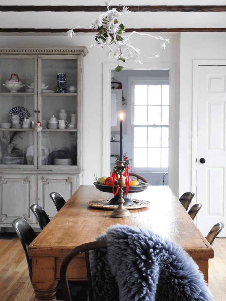Aménagement d'une petite salle à manger ouverte sur la cuisine campagne avec un mur blanc, parquet clair, aucune cheminée et un sol beige.