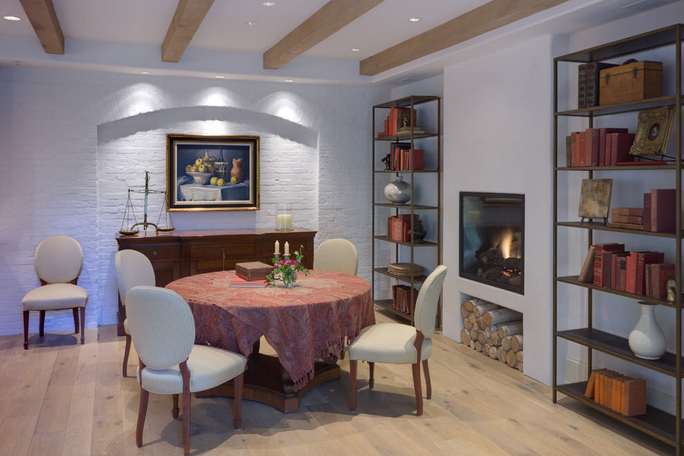 Пример оригинального дизайна: гостиная-столовая в классическом стиле с белыми стенами, светлым паркетным полом и стандартным камином