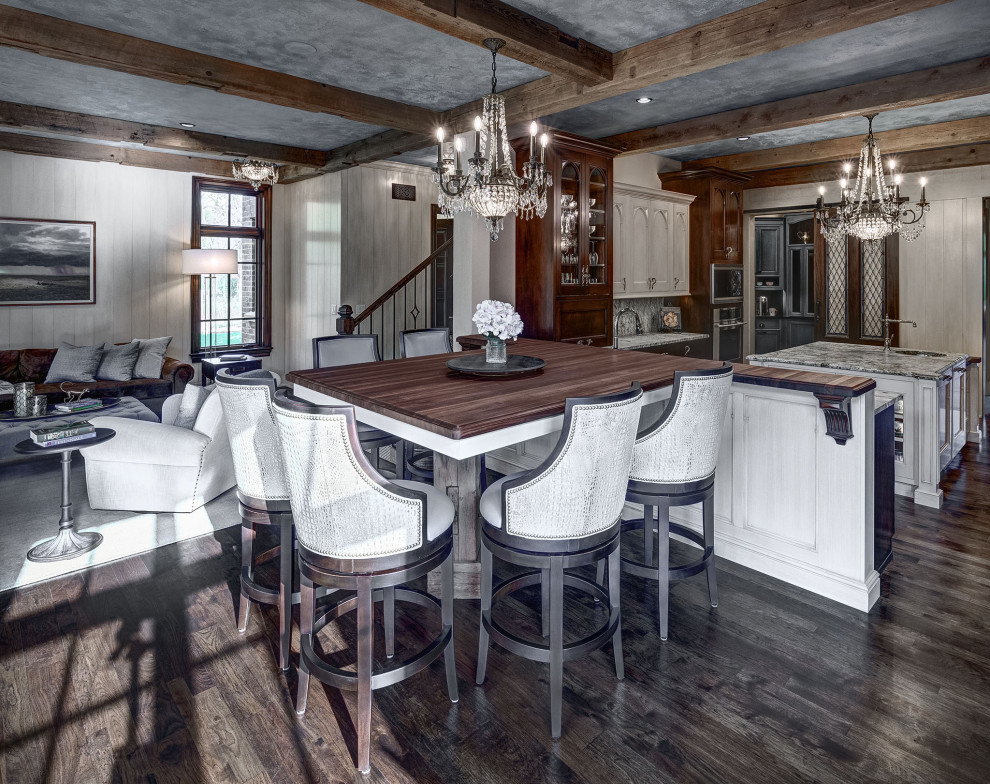 На фото: гостиная-столовая в классическом стиле с серыми стенами, темным паркетным полом, коричневым полом и балками на потолке с