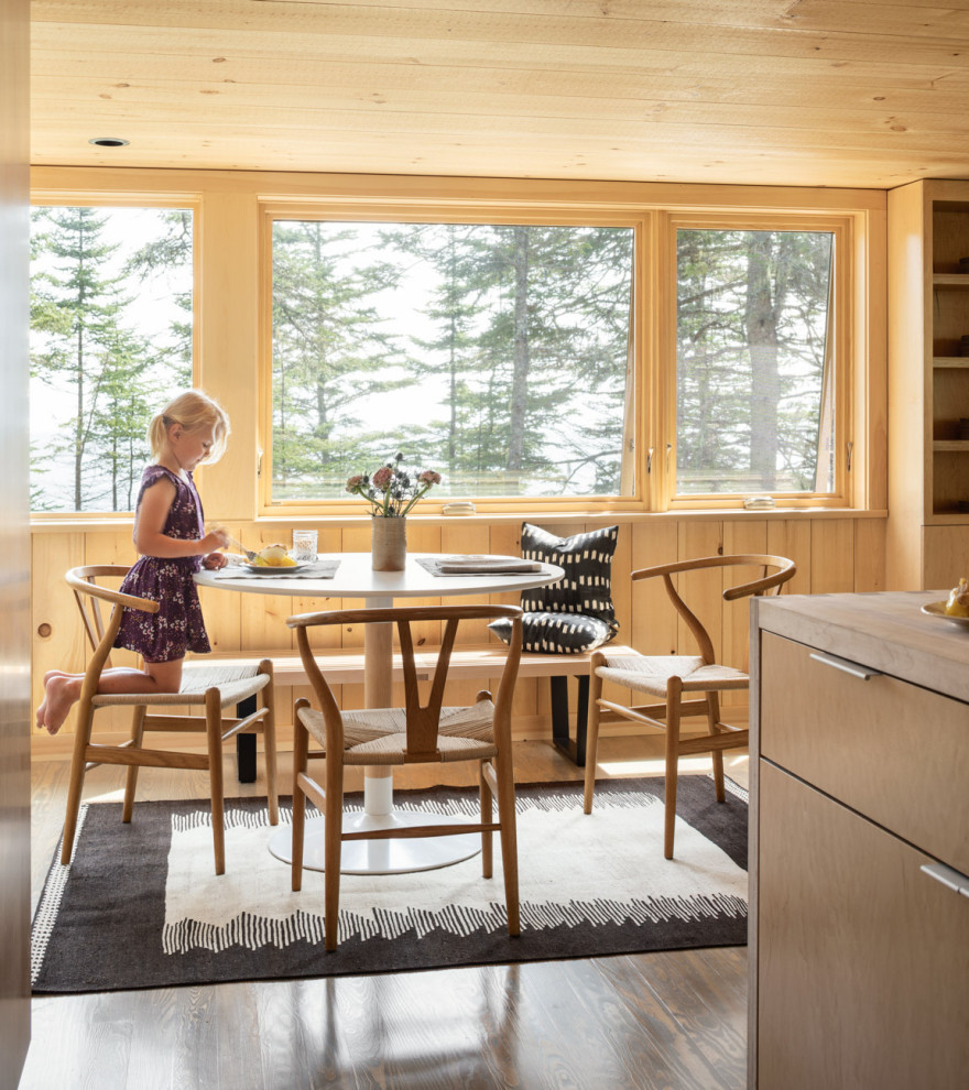 Immagine di una sala da pranzo aperta verso il soggiorno stile rurale di medie dimensioni con pavimento in legno massello medio, pavimento grigio e pareti marroni