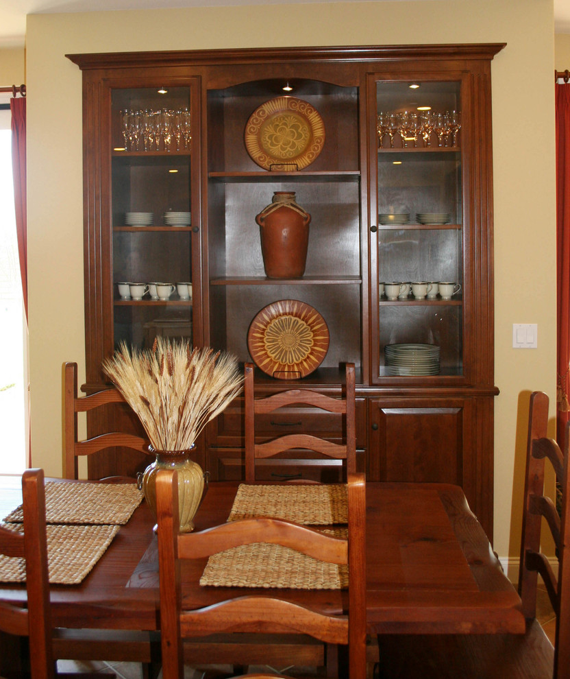 Esempio di una piccola sala da pranzo chic chiusa con pareti beige e pavimento con piastrelle in ceramica