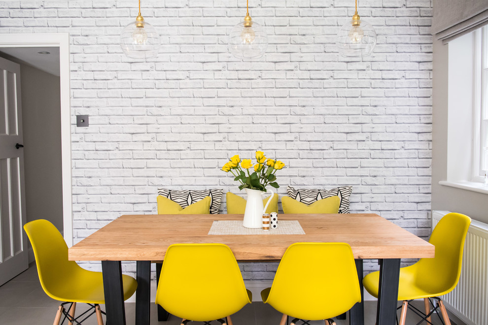 Idee per una piccola sala da pranzo eclettica con pareti grigie e pavimento grigio