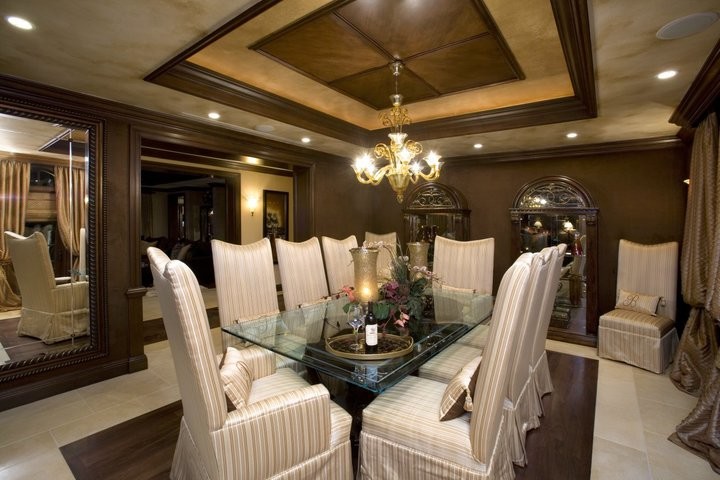 Aménagement d'une grande salle à manger ouverte sur la cuisine classique avec un mur marron, un sol en travertin et aucune cheminée.
