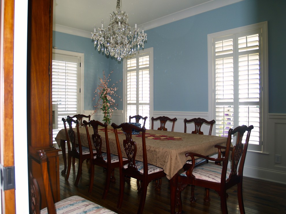 Idee per una sala da pranzo country con pareti blu e pavimento in legno massello medio