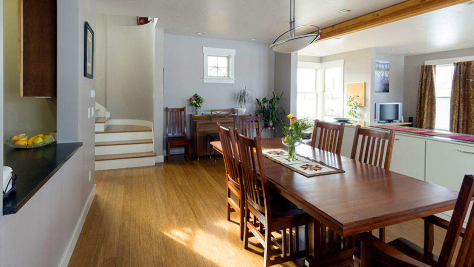Свежая идея для дизайна: кухня-столовая среднего размера в стиле неоклассика (современная классика) с серыми стенами и полом из бамбука - отличное фото интерьера