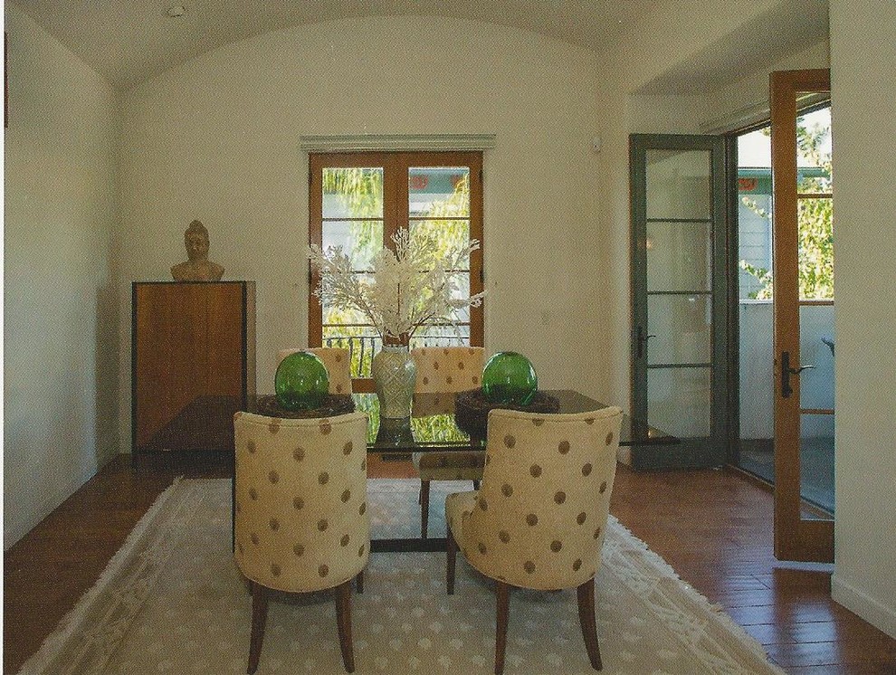 Mittelgroße Mediterrane Wohnküche mit weißer Wandfarbe und braunem Holzboden in Santa Barbara
