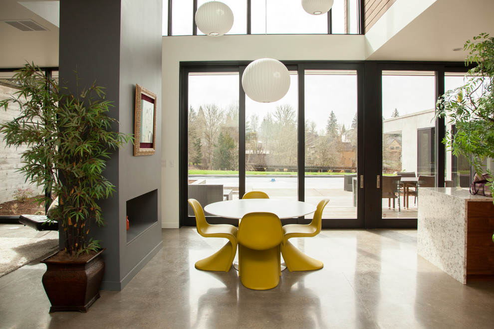 Modernes Esszimmer mit grauem Boden in Portland