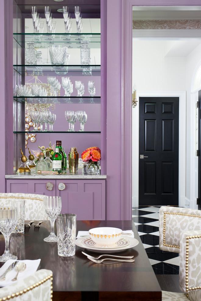 Cette image montre une salle à manger ouverte sur la cuisine traditionnelle de taille moyenne avec un mur violet, parquet foncé, aucune cheminée et un sol marron.
