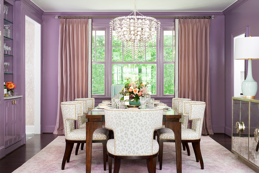 Пример оригинального дизайна: столовая в стиле неоклассика (современная классика) с фиолетовыми стенами, темным паркетным полом и коричневым полом