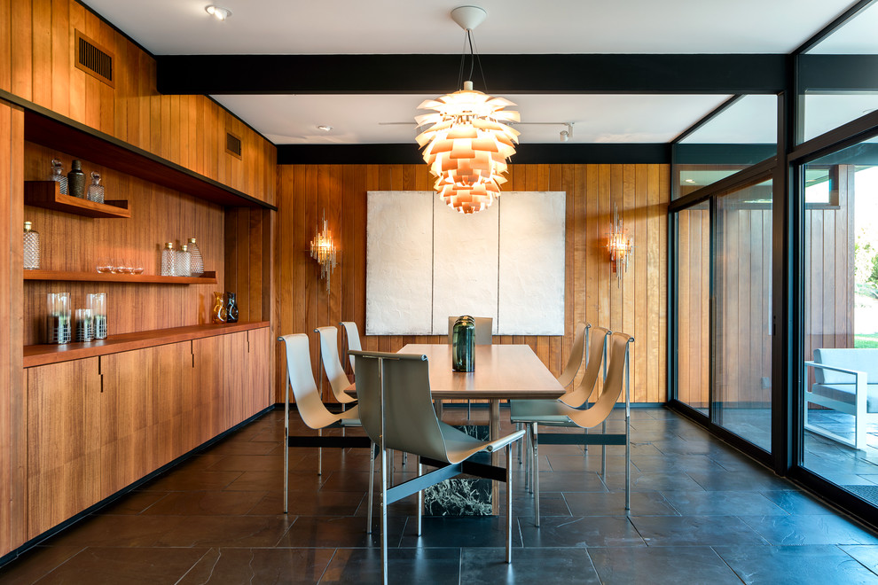 Idee per una sala da pranzo minimal chiusa con pareti marroni e pavimento nero