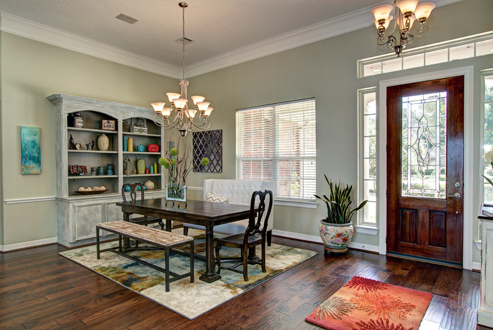 Foto di una grande sala da pranzo aperta verso la cucina eclettica con pareti verdi e pavimento in legno massello medio