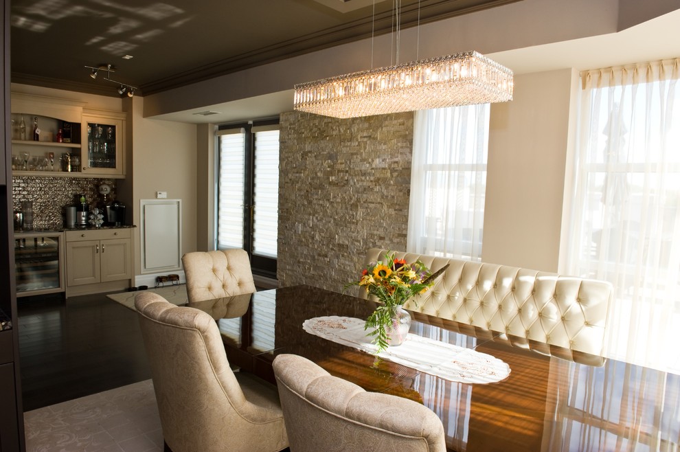 Inspiration pour une salle à manger ouverte sur le salon traditionnelle de taille moyenne avec un mur beige et parquet foncé.